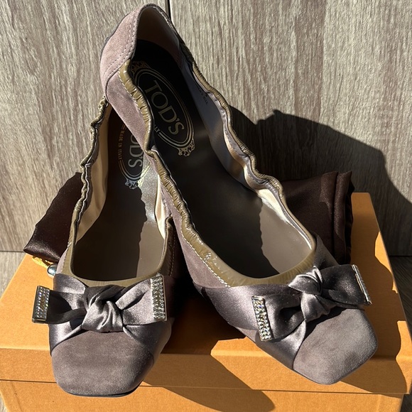 NWB Tod’s Gray Suede/Swarovski Bow Degas Ballet Driving Flat Shoes